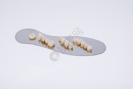 牙齿美学修复无金属陶瓷牙冠 白色背景上的锆牙冠隔离 牙齿缺失的美学修复背景