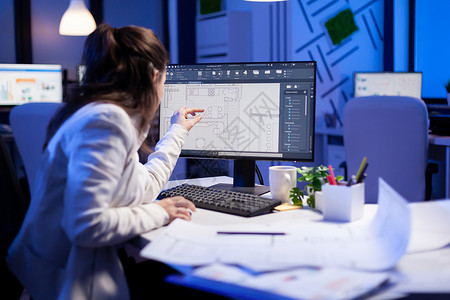 举拍素材软件建筑设计图画的工程女工程师肩上拍着一拍背景
