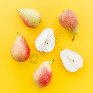 黄色梨整个剪切的梨子和种子背景