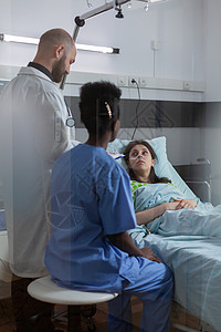 同讲普通话与医生交谈时躺在床上的生病妇女病人;同医生谈话背景