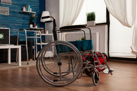 医院的中间轮椅站在空客厅里 无人在客厅里高清图片