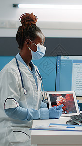 美国动画非洲美籍医生和病人在看病毒动画时大衣设施处方疾病技术治疗卫生访问办公室桌子背景