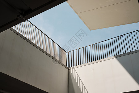 长阳台抽象现代建筑的阳台 长着青蓝天空的栅栏背景