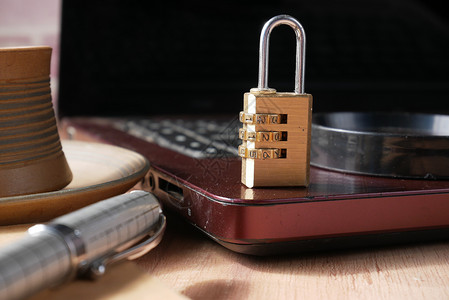 互联网安全概念 在计算机键盘上加锁开锁挂锁隐私风险防火墙钥匙密码数据身份技术背景