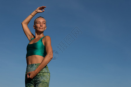 美女在沙滩上做瑜伽假期冥想运动身体女士生活体式海洋训练热带图片