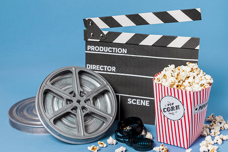 电影卷轴电影胶片与爆米花盒蓝色背景 高品质照片背景