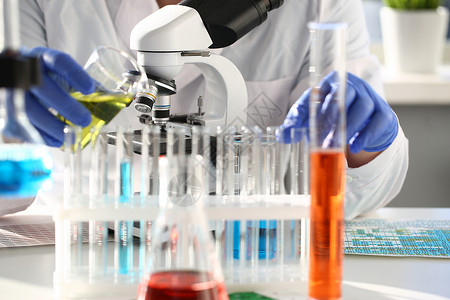 稳定剂男性化学家手上握着玻璃试管食物家庭实验室洗涤添加剂打扫教育科学化学考试背景