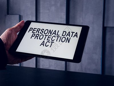 男人拥有个人数据保护法(PDPA)片背景图片