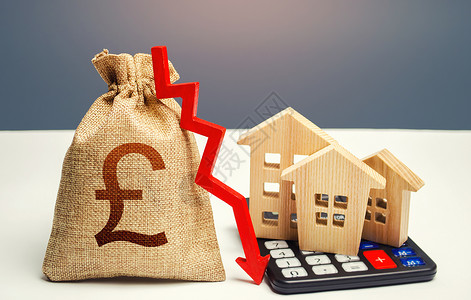 产权维护英镑钱袋与向下箭头和计算器上的房子 房地产市场下跌 价格和需求低迷 节约资源 降低维护成本 能源效率背景