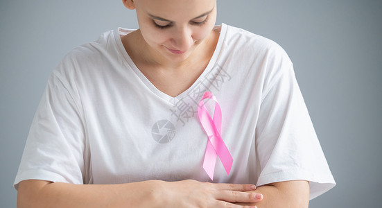 全国癌症日白色T恤上贴着粉红色丝带的金发短发女人 在白色背景上象征着乳癌胸部疾病治愈女孩横幅全世界信仰肿瘤学治疗活动背景