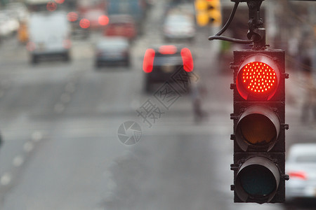 红色路城市的交通灯 路面上有红色信号灯和红灯背景