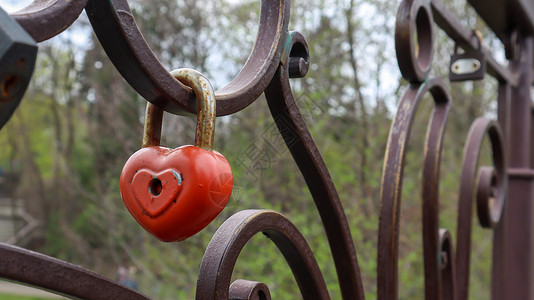 红锁金属爱心在桥上形成的锁 爱情的概念 情人节的日底背景忠诚假期夫妻感情订婚婚礼钥匙心形庆典情人背景图片