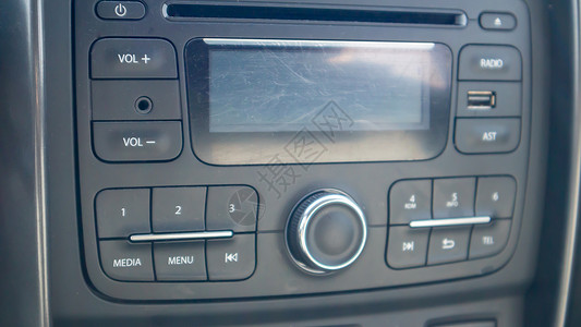 车音响素材在车内建立多媒体 车内带有显示屏的音响主机和收音机接收器的特写 设备屏幕上可以看到灰尘和划痕 多媒体系统数据按钮控制板无人驾驶驾背景