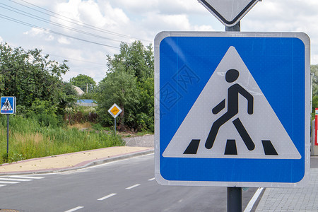 警告驾驶员和行人的道路信息地上人行横道 带蓝色反光路标的旧方形白色 户外特写 城市背景上的斑马和人类标志 人行横道标志背景