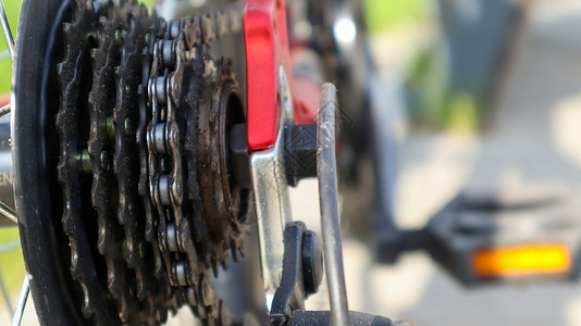 轮组近距离特写了一辆现代带链的山车后轮上转动齿轮的后座套件 自行车修理车辆宏观速度维修链轮牙齿车轮山地链条磁带背景