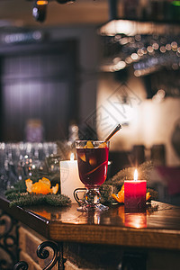 红热饮料格林特温 香料 肉桂 火花 水果 棕色糖放在旧木制桌上 新年和圣诞假期概念杯子橙子花环蜡烛庆典八角酒精玻璃背景图片