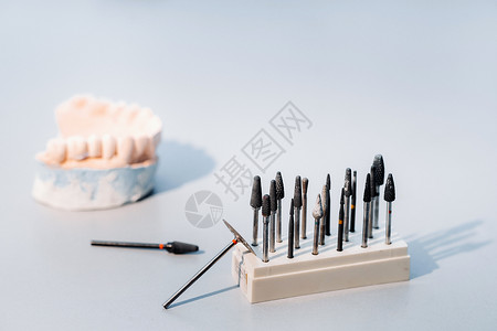 牙科技术员的研磨工具和钻探牙科技师治疗牙科味觉铣削器具印象实验室办公室技术员背景