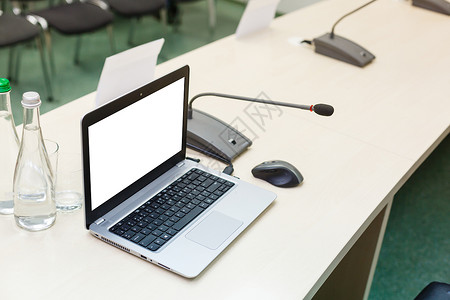 英特尔会议室白桌上的膝上型笔记本hp 特写 白色背景背景