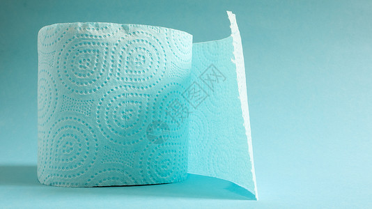 图纸卷蓝色背景上的蓝色现代卫生纸卷 纸板套筒上的纸制品 用于卫生目的 由纤维素制成 带有便于撕裂的切口 浮雕图 复制空间床单彩色回收浴背景