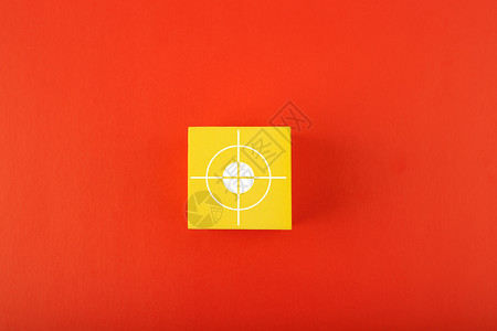 红岩精神红背景中黄色立方体上的目标或目标符号 评分一个目标的概念精神成功挑战动机商业会议愿望战略行动活动家背景