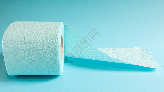 图纸卷蓝色背景上的蓝色现代卫生纸卷 纸板套筒上的纸制品 用于卫生目的 由纤维素制成 带有便于撕裂的切口 浮雕图回收组织彩色洗手间厕所浴背景