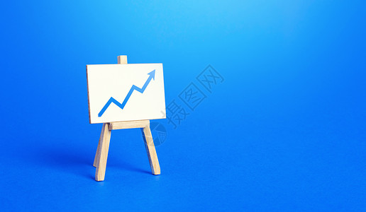 蓝色向上箭头画架和向上箭头图表 成功 成长和绩效改进的概念 统计和业务分析 收入收入报表分析 高效率 生产力 经济进步背景