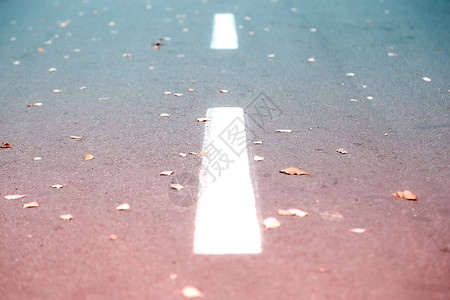 沥青上的白色路条标志 背景和纹带色和橙色纹理背景图片