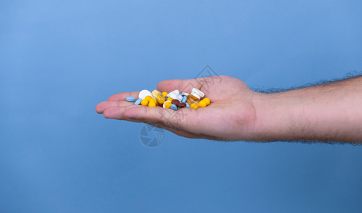 男性手中的一堆多色药丸 一个男人手里拿着药丸 医学 疾病 健康的概念医生治愈援助药片剂量医院胶囊卫生成人老年背景图片