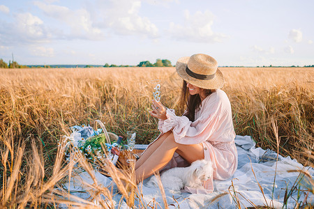 太阳帽子小麦田的美丽女孩 手握成熟小麦生长帽子国家植物洋甘菊营养花束季节野餐花朵背景