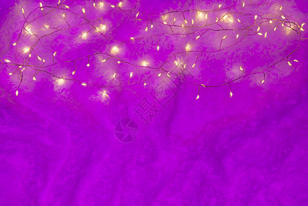 圣诞灯光照在明亮的紫紫罗兰彩虹背景上背景图片