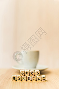 八个字早安心语特写早安立方块与杯咖啡木表面背景