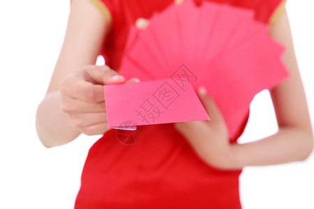 白背景的中国快乐新年概念下 用手用红色红包来提供红信封背景图片
