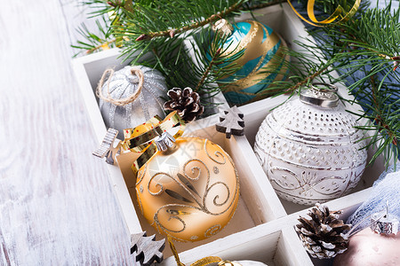 圣诞盒子充满多彩的圣诞球圆圈季节闪光传统假期卡片盒子玩具装饰丝带背景