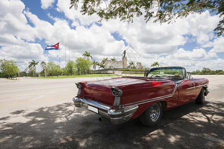 有纪念碑古巴旗子背景的经典敞篷车背景图片