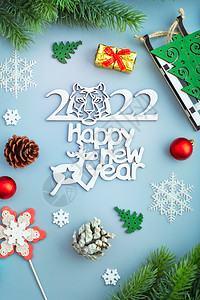 过年蓝色华丽新年贺卡图片圣诞节背景 有Xmas树和闪亮的bokeh灯光 白色玻璃装饰圣诞或新年球风格魔法雪花家庭庆典浆果静物卡片星星问候语背景