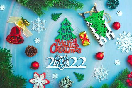 过年蓝色华丽新年贺卡图片圣诞节背景 有Xmas树和闪亮的bokeh灯光 白色玻璃装饰圣诞或新年球假期星星浆果卡片蓝色礼物庆典问候语装饰品家庭背景