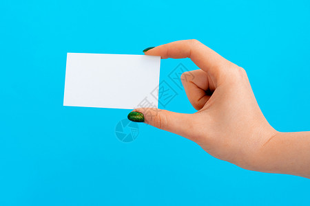 抽象背景名片持有蓝背景空白卡的妇女手持蓝色背景商业信用笔记推介会海报男人身份手指拇指名片背景