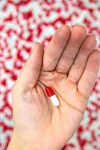 手拿着红色和白色胶囊用于药物 维生素或药物背景的白色背景 顶视图 平躺 复制空间 特写 医学 商业和健康概念药店抗生素剂量医生药背景图片