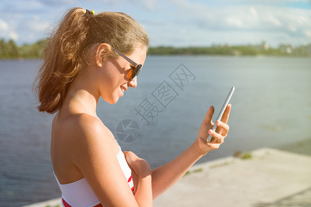 手机水公园里的年轻美人 使用手机背景