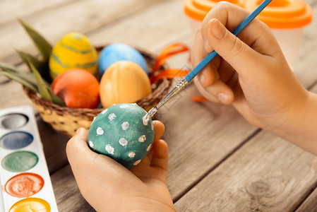 画彩蛋的孩子女婴涂画复活节彩蛋背景