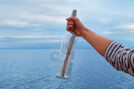 单线态男人拔出一瓶瓶子 上面有水里的信背景