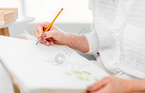 贴图写画素材白纸上用铅笔拼写艺术家工作绘画艺术成人白色想像力女性工艺草图背景