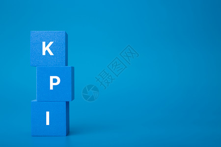 平衡是关键在深蓝背景和复制空间的蓝色玩具立方体堆积上的 KPI 字母解决方案战略工作数据测量智力实施团体商业资源背景