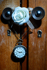 玫瑰指针素材用白玫瑰花挂在衣柜手柄上的袖子手表背景