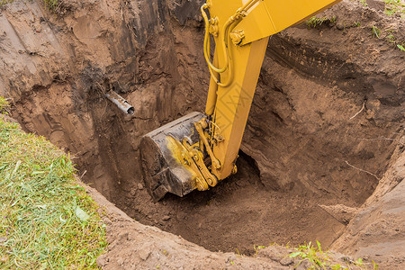深挖黑恶势力在建筑工地的工业区挖掘深挖坑 并进行钻井作业推土机管道建造工作软管维修合金工程车辆拖拉机背景