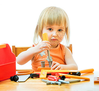 放莲花灯女孩带有儿童玩具工具女孩工作工作室喜悦微笑孩子乐趣孩子们锤子快乐背景