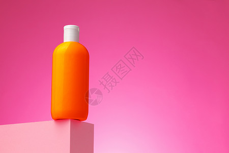 粉红背景的皮肤护理美容品容器化妆品小样管子瓶子产品血清治疗温泉桌子奶油背景