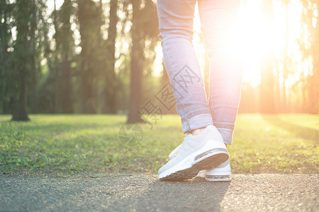 士力架鞋穿灰色跑鞋 闭合的人行走土壤跑步运动鞋鞋类树木衣服运动牛仔裤太阳训练背景