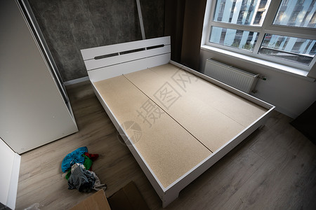 床垫设计素材由木头和薄板制成的双人床的组装木板专业家具男人沙发新床薄片维修紧固件床垫背景