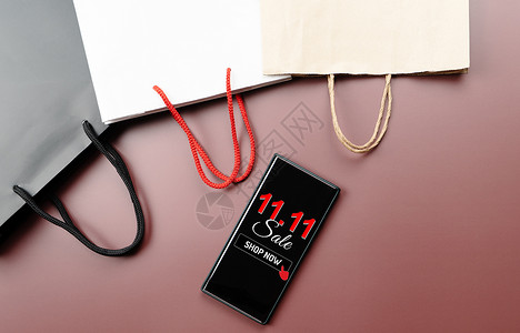天猫疯抢日中国11 11个日售概念 智能手机和购物袋背景
